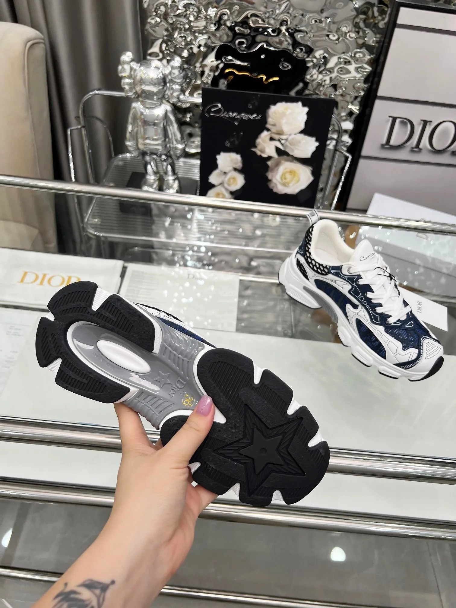 [Dior Dior] P: 580💰 ♺ Size: Female 35-41 Male 39-45 (Female 40.41 Male 45 custom-made) This Dior Chrono sneaker is a new product for the fall of 2024, reinterpreting running shoes in Dior's high-end style. White mesh fabric is paired with nude and silver-toned laminated leather-effect panels, and the CD logo on the sides, star patch on the tongue and Dior logo on the heel are many details to highlight the style. Featuring two-tone laces, a lightweight sole and star embellishments for a casual look all year round.